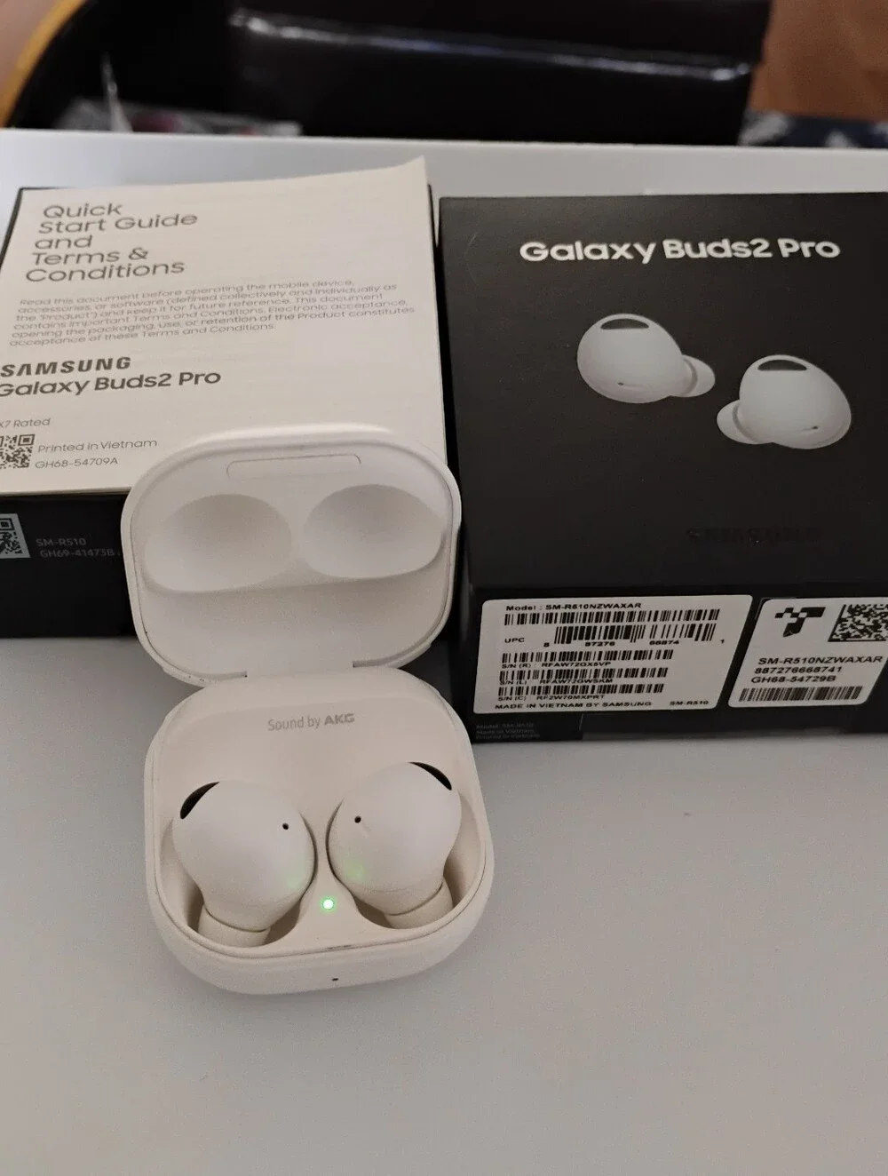 Samsung Galaxy Pro AKG ear buds in white